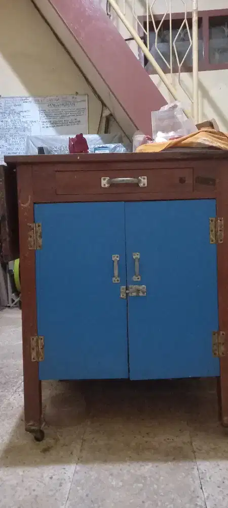 Meja kayu pakai roda