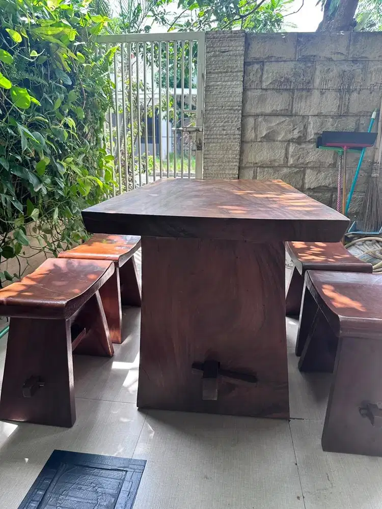 Dijual meja & bangku kayu trembesi solid, serat indah, kokoh, elegant