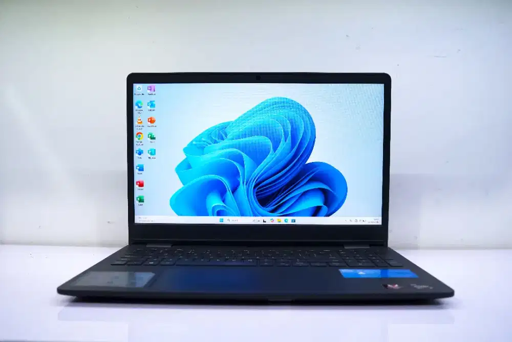 DELL INSPIRON 15-3505. AMD RYZEN 5-3500U. RAM8GB.SSD512GB.15inc