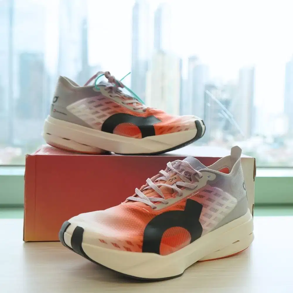 ON CloudBoom Strike White Black Orange (100% ORI) Uk 39