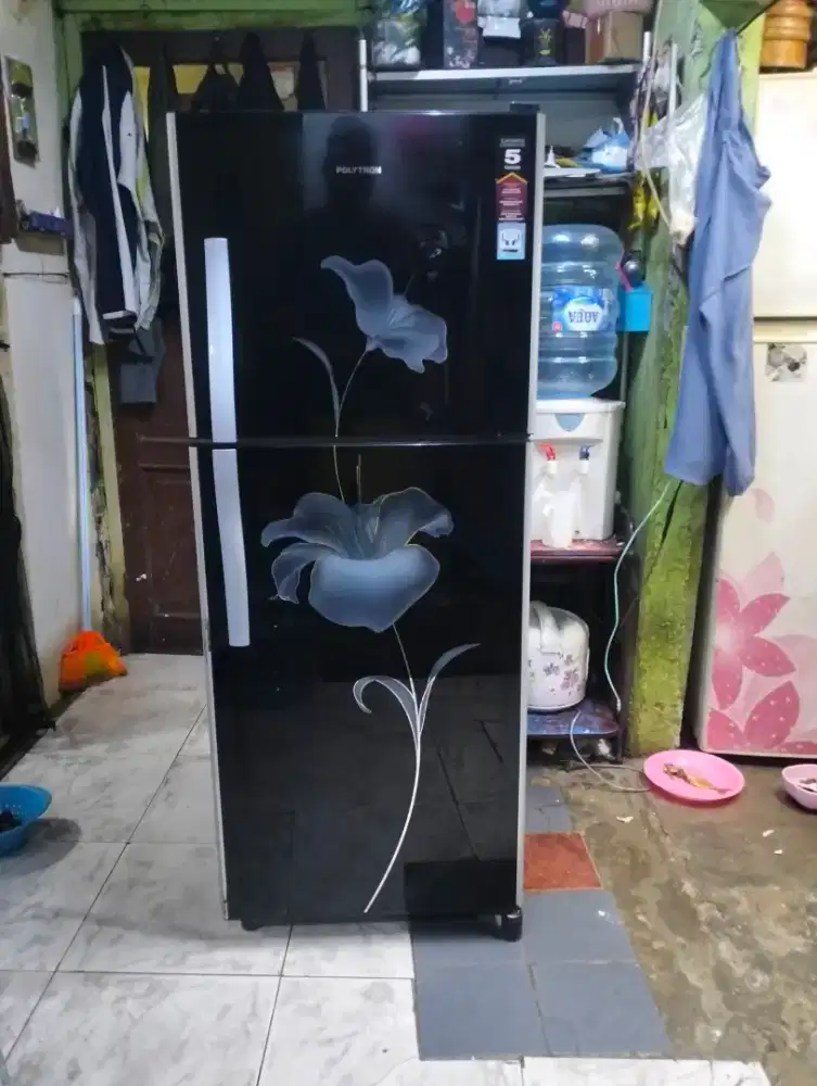 Kulkas dua pintu merek Polytron dingin normal freezer beku maknyos