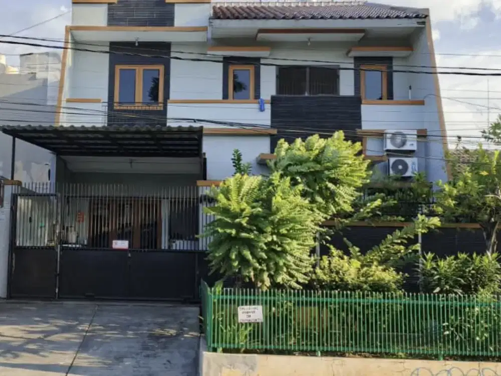 DIJUAL RUMAH MINIMALIS 3 LANTAI HADAP UTARA AKSES JALAN UTAMA DI TAMAN SURYA