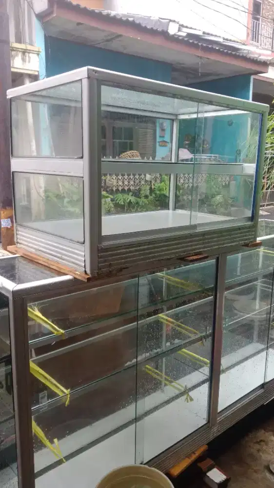 Etalase kaca serbaguna