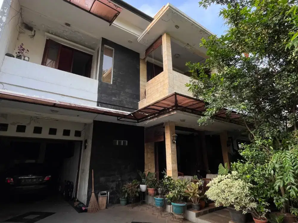 RUMAH KEBAYORAN BARU 2 LANTAI STRATEGIS ASRI NYAMAN DEKAT SENAYAN DAN PAKUBUWONO