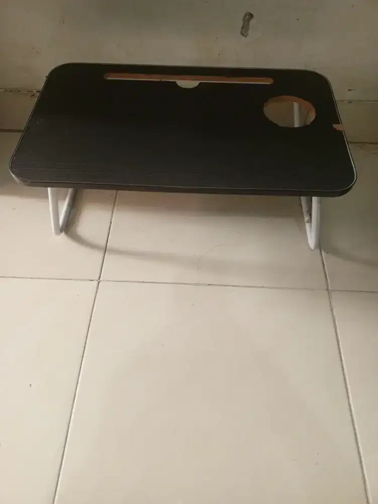 Meja laptop lipat