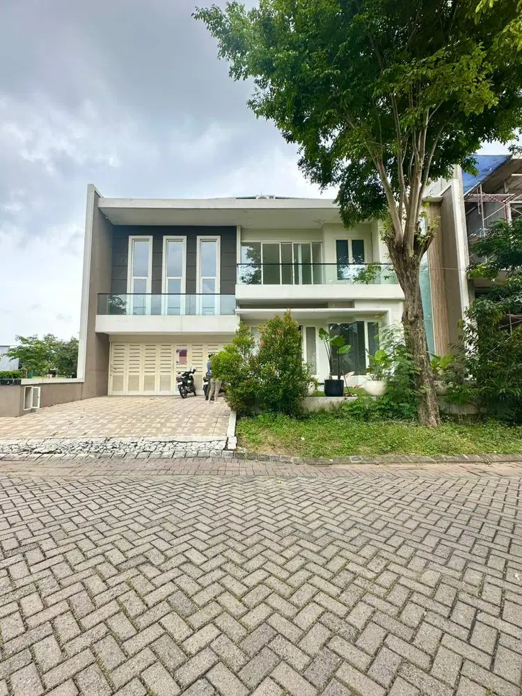 DISEWAKAN RUMAH MEWAH 3 LANTAI THE LISBON PAKUWON INDAH SURABAYA BARAT