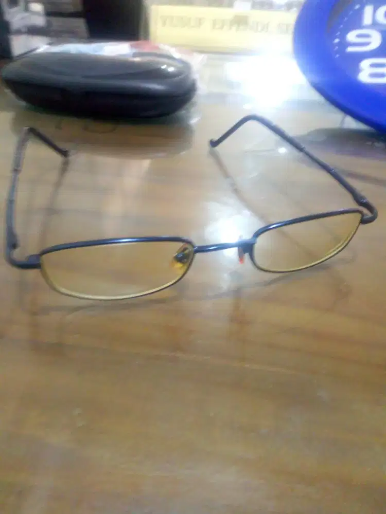 Jual Cepat Kacamata minus 0.75 kanan kiri masih mulus dan bagus
