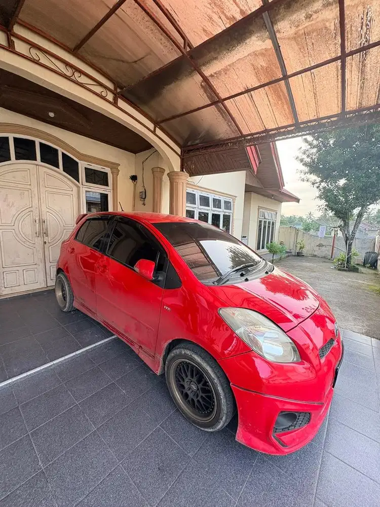 Mobil Yaris Bakpao Merah