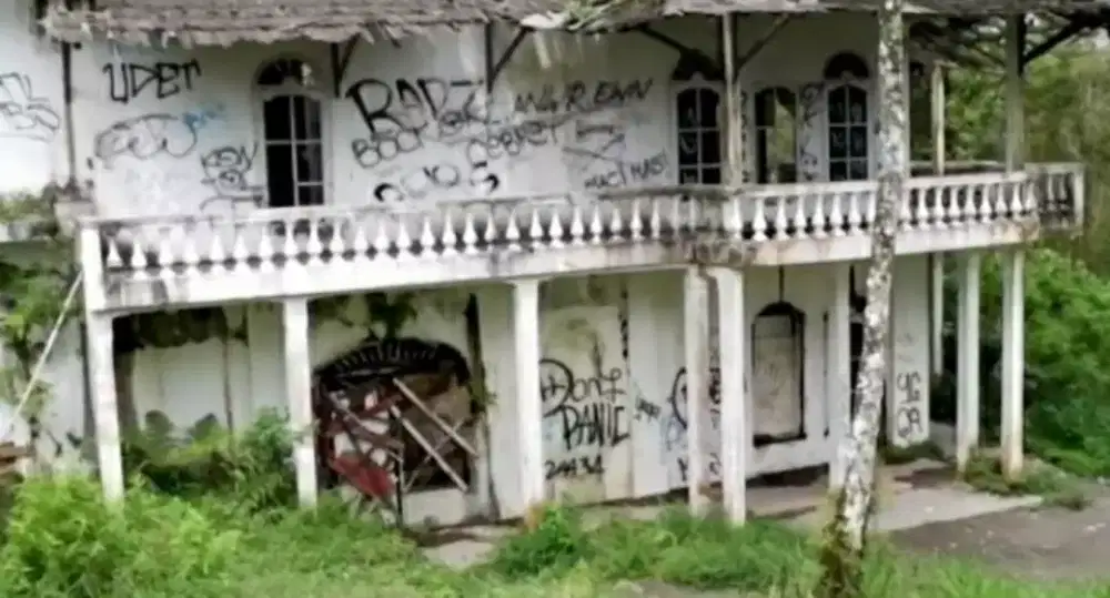 Saya cari kerja nungguin/ngurus villa mangkrak atau angker