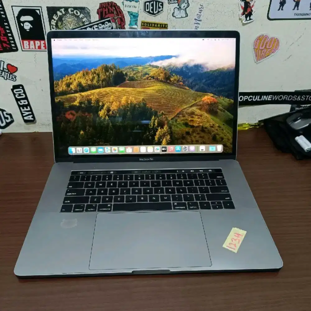 macbook pro 15inch 2018 core i7 16/256 ssd