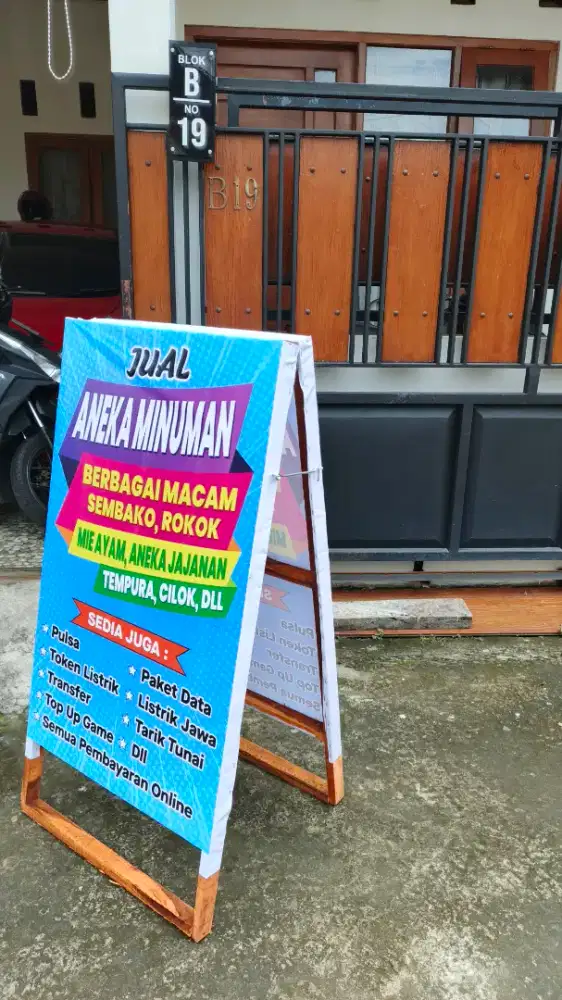 Jagrak kayu segitiga promosi banner mmt murah unt toko kelontong UMKM
