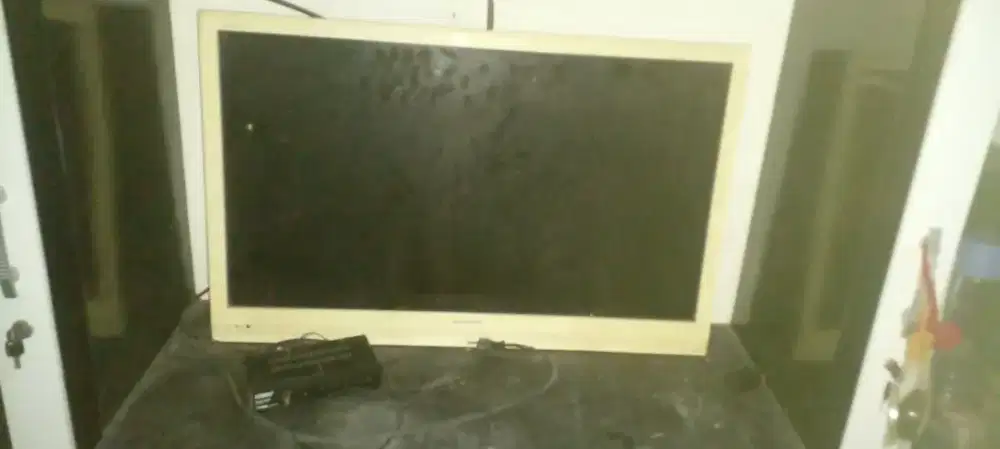 TV led merk sharp 24 inchi masih mulus