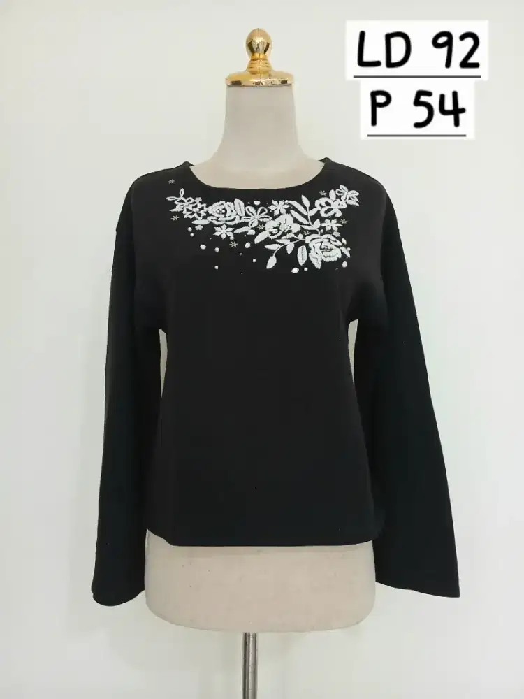 Baju atasan sweatshirt GU size S, preloved