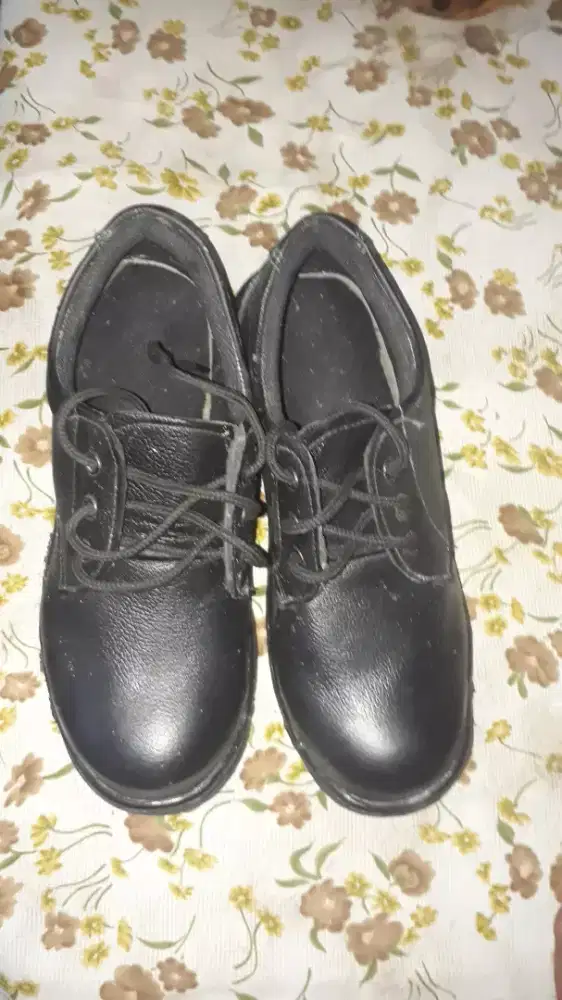 Sepatu safety 39