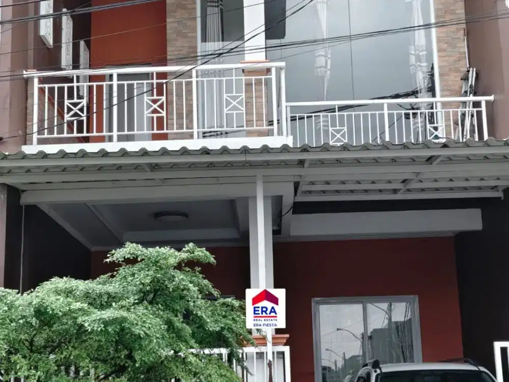 Rumah 3 Lantai Siap Huni di Cluster Taman Royal 1