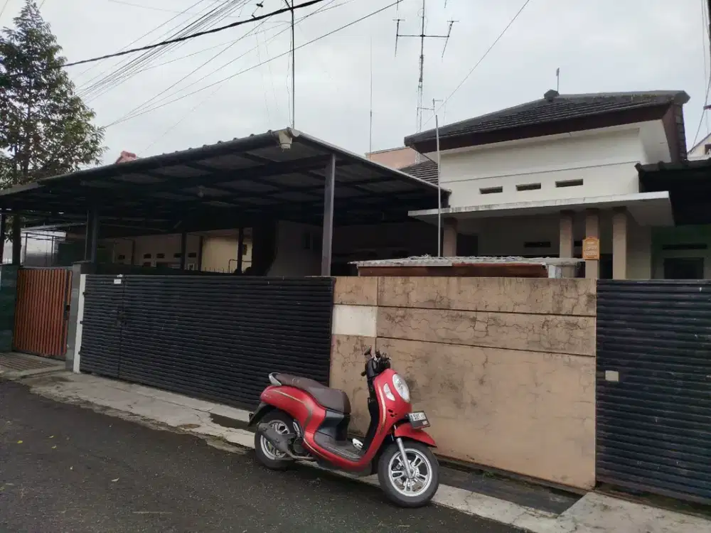 Rumah 2 lantai Antapani strategis lingkungan aman nyaman masuk 2 mobil