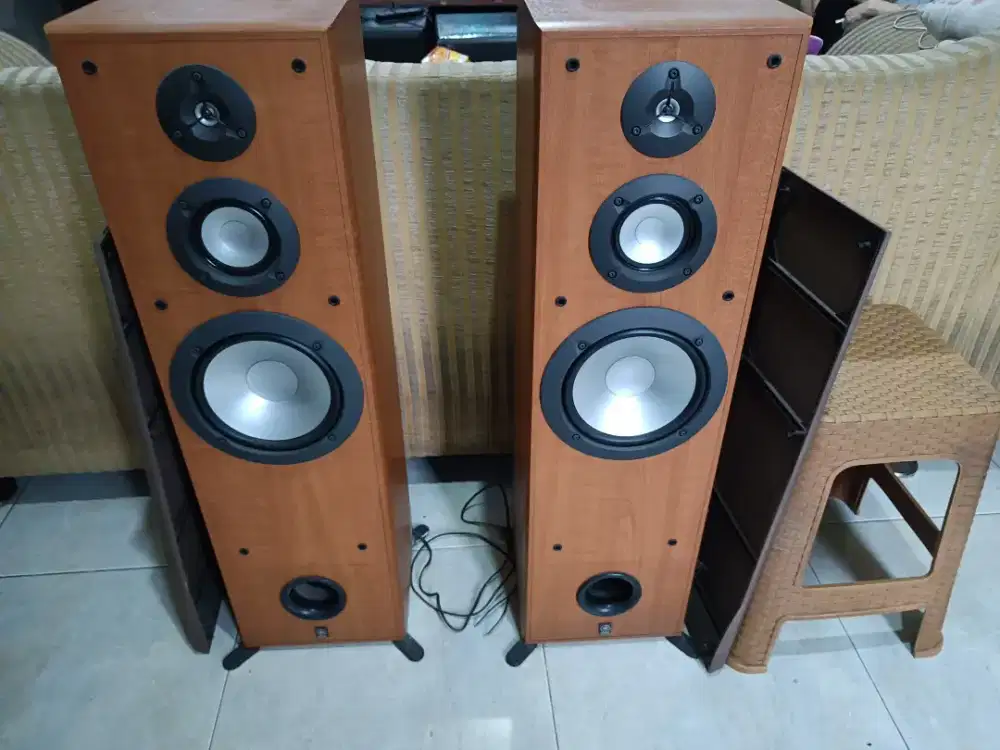 Speaker Yamaha tinggi1 Meter