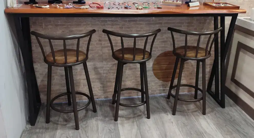 meja bar/kafe minimalis