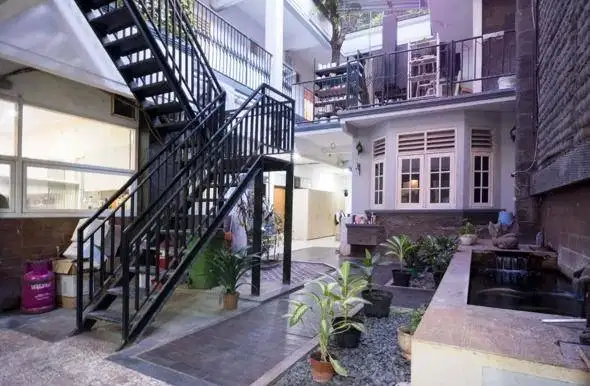 Dijual Rumah Komersial Jalan Trunojoyo Cocok untuk Cafe 3 Lantai