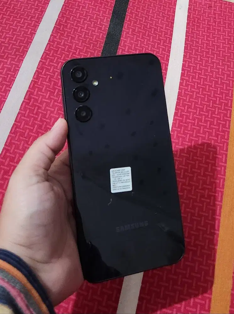 Dijual cepat hp samsung A24 mulus+kabel charger