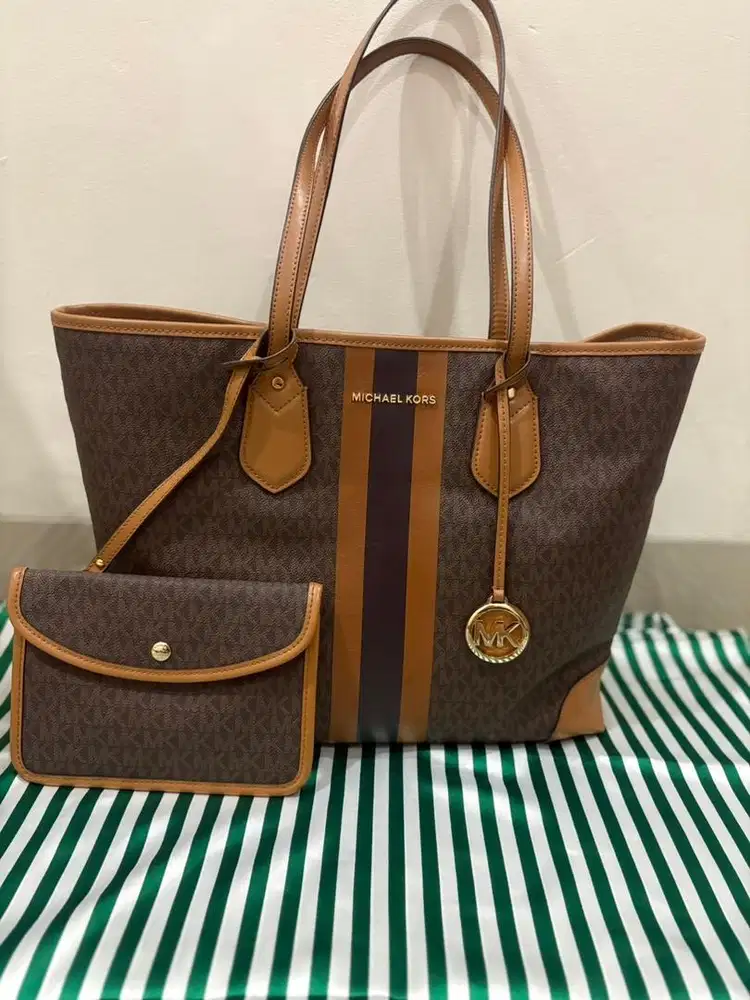 Preloved tas Michael Kors eva Brown signature