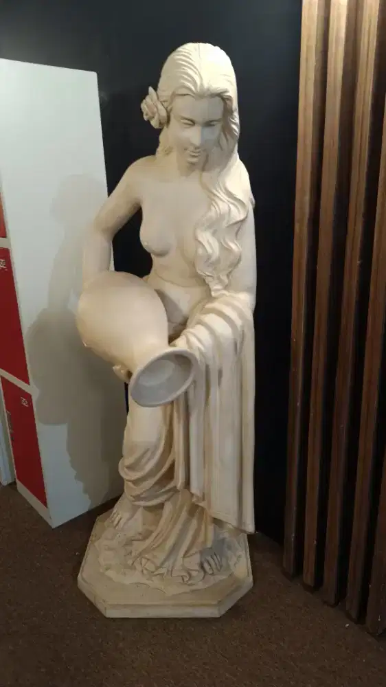 Patung Wanita Eropa Membawa Kendi