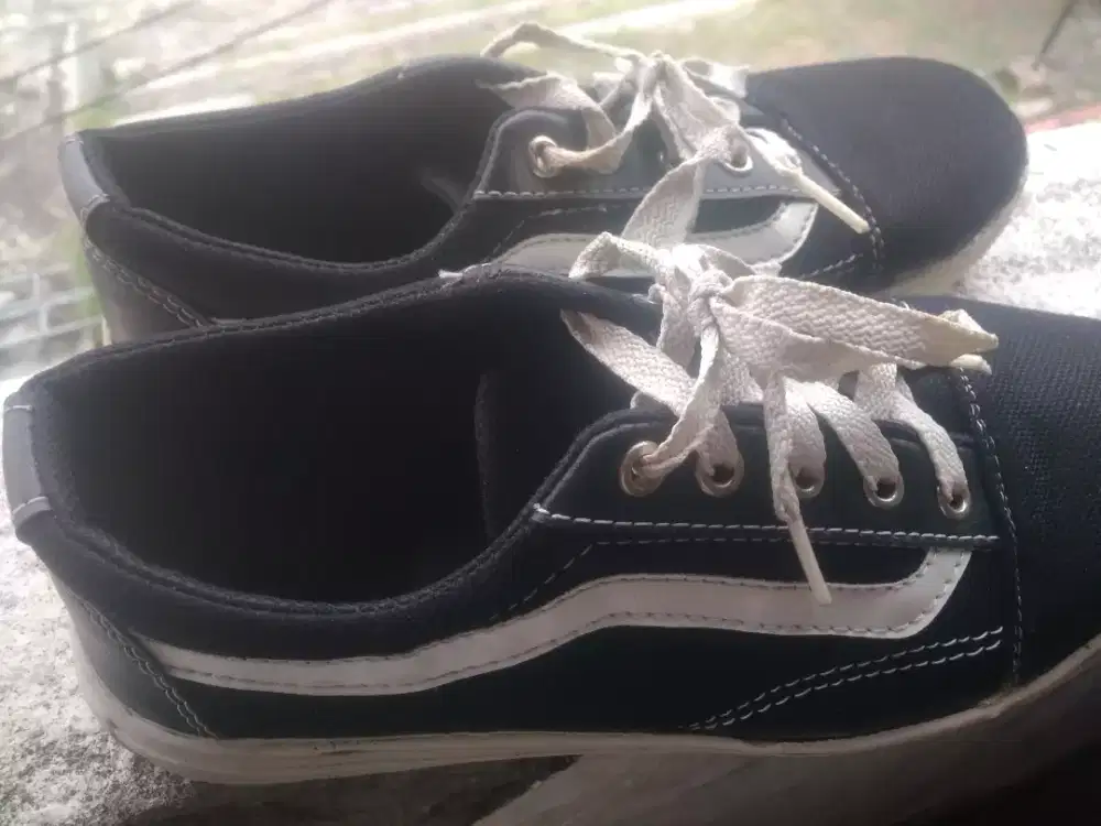 Sepatu olahraga UK 40