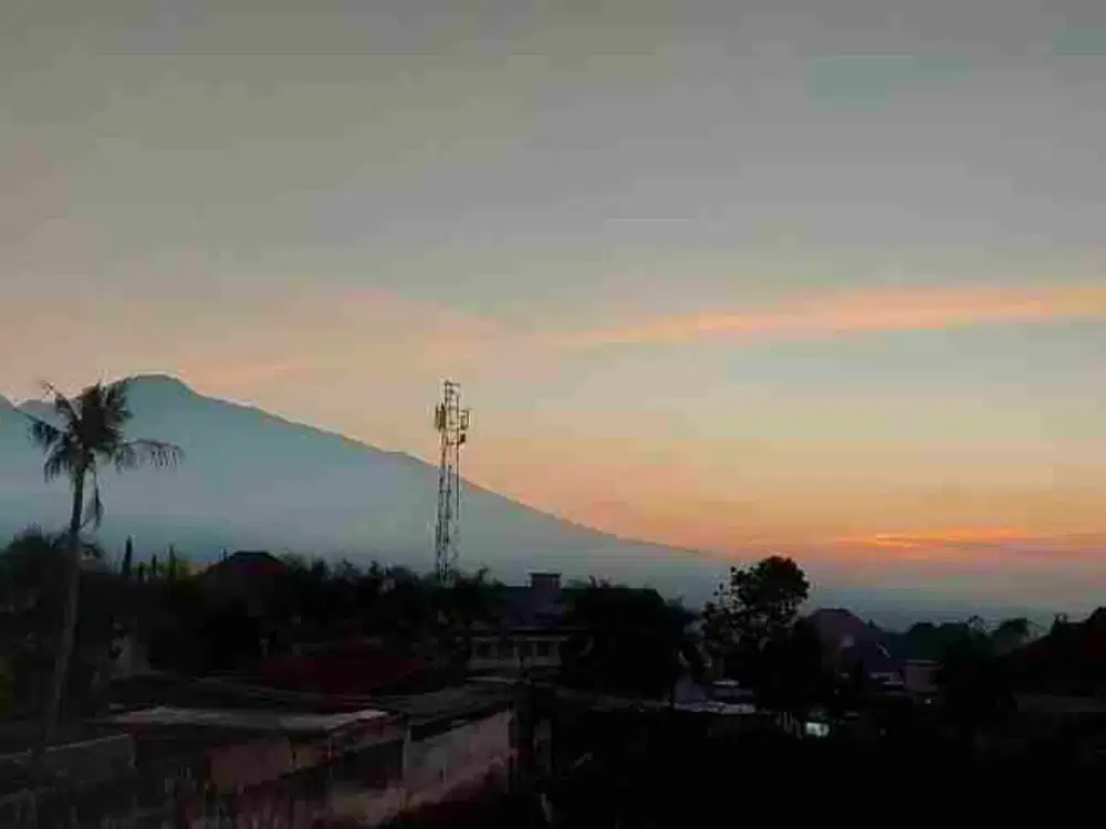 villa cakep di tengah kota batu samping hotel el kartika depan balai kota batu dekat semua wisata dan view istimewa serta full furniture