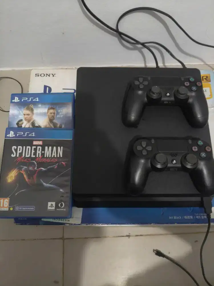Dijual PS 4 kondisi bagus