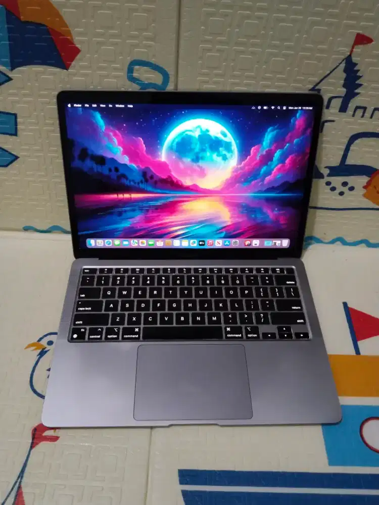 MacBook Air M1 Retina 13 inch 2020
Chip Apple M1 
Ram 8 GB
SSD 256 GB