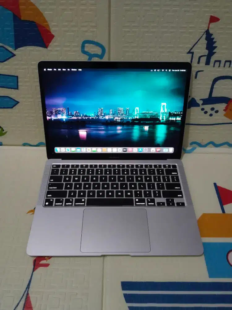 MacBook Air M1 Retina 13 inch 2020
Chip Apple M1 
Ram 8 GB
SSD 256 GB