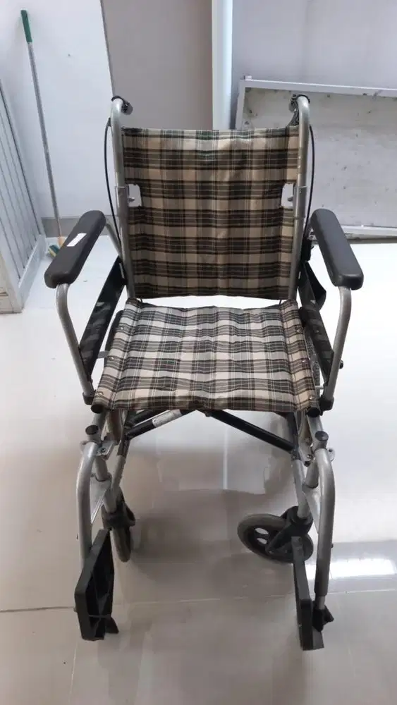 Kursi roda orang tua