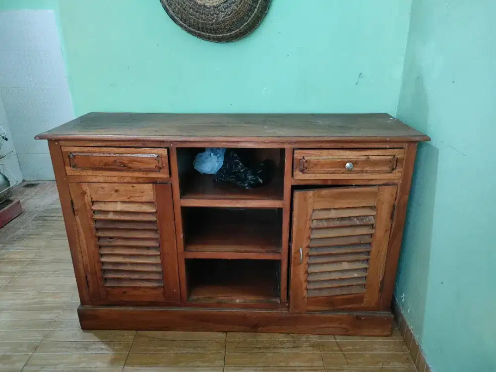 Dijual lemari dan dipan lengkap dengan sandarannya masih bagus