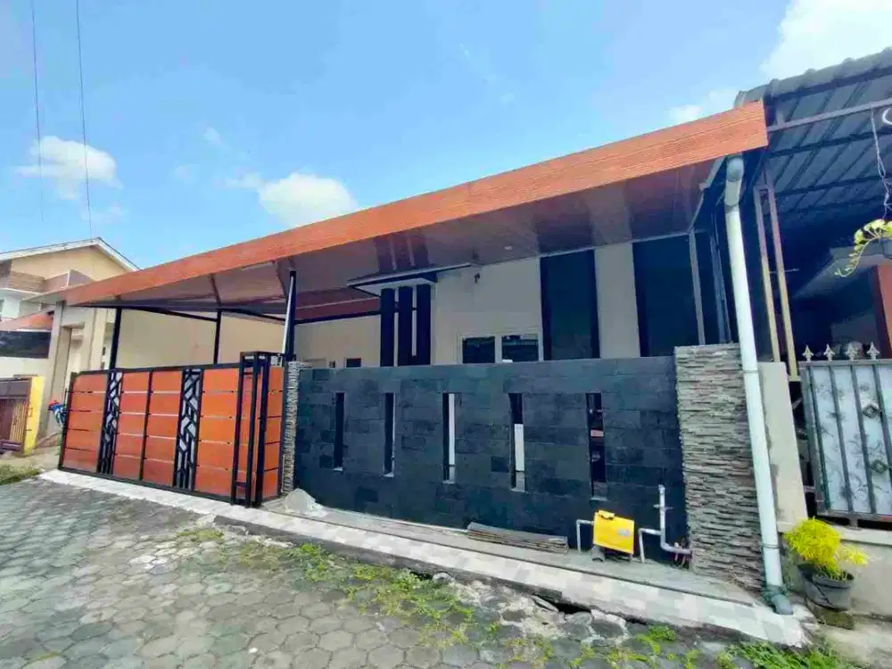Rumah dekat Tol Colomadu Solo Artistik sudah Pagar Kanopi
