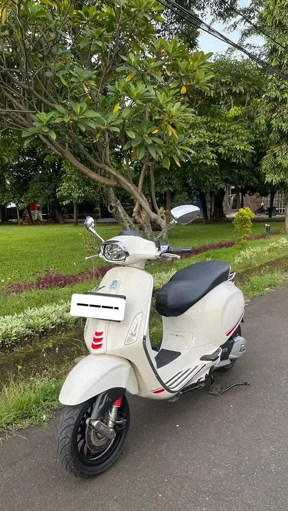 Vespa Sprint 2022 white innocenza