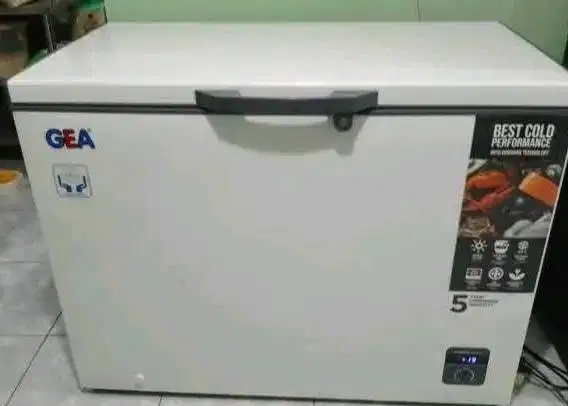 Freezer box gea 318 liter normal garansi panjang