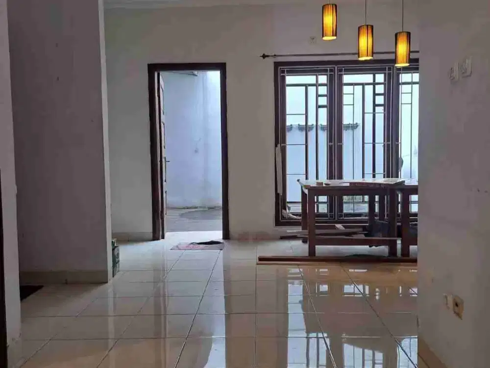 Disewakan Rumah 2 Lantai Rapih Lingkungan Nyaman, Strategis, Tangerang Kota