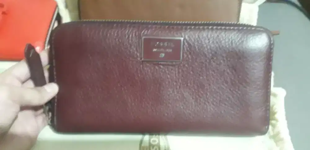Dompet FOSSIL warna maroon