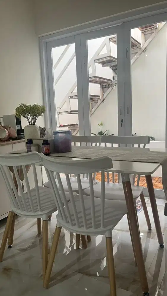Meja makan+4 kursi