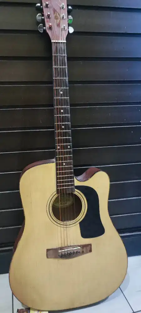 Gitar dalam kondisi sangat baik