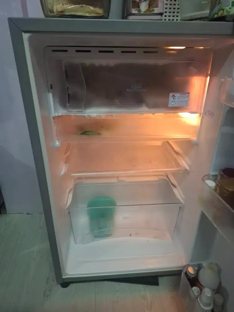 Kulkas 1 pintu merk Toshiba like new