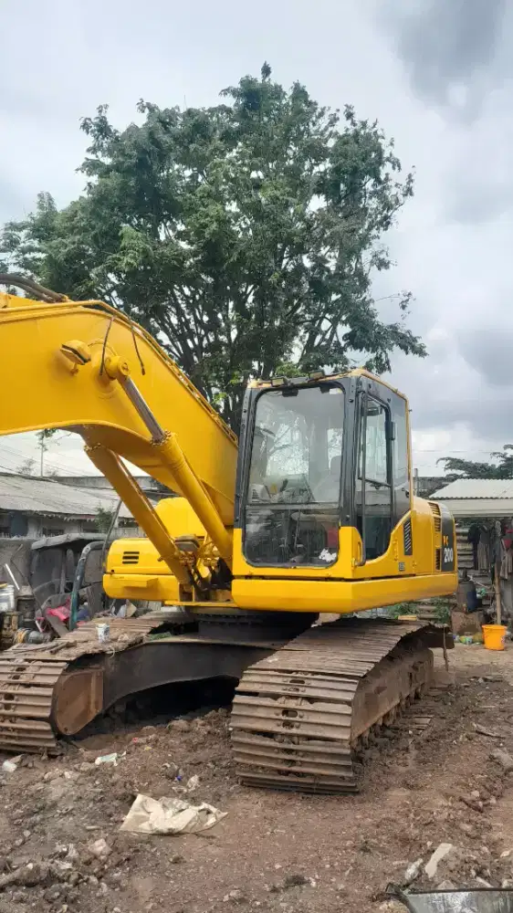 Excavator Komatsu PC 200-8 tahun 2011