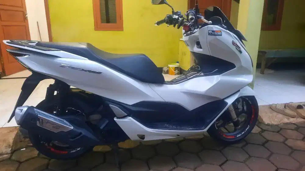 Honda PCX 2024 CBS putih