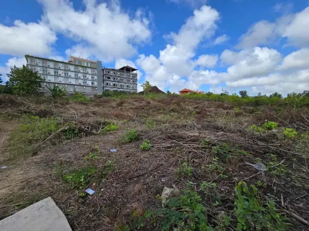 Tanah oveanview , view perkotaan di jalan utama uluwatu