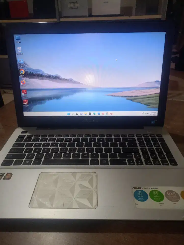 Laptop Asus Amd A10 15in  tipis