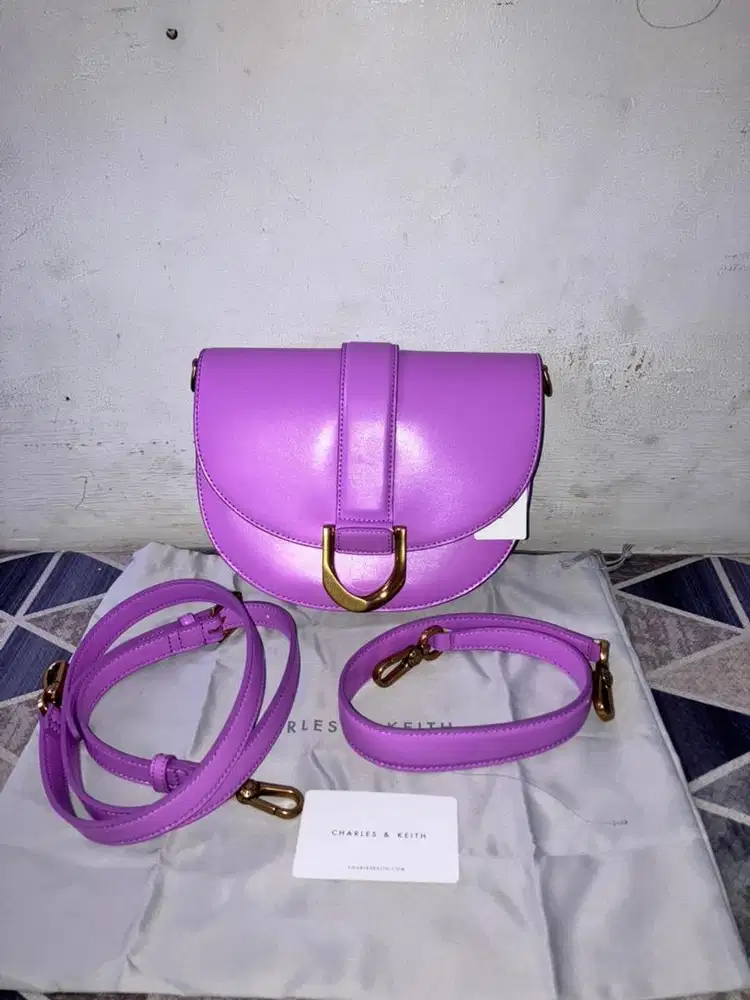 Tas Charles & Keith Gabine Saddle Bag warna violet.