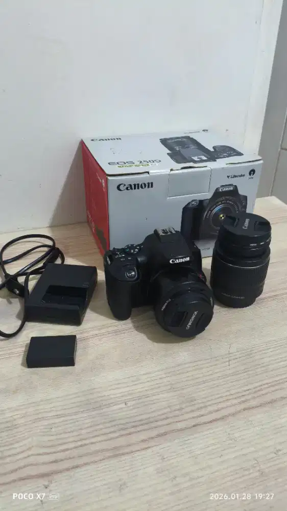 Canon 250D Lensa kit dan fix 50mm 1.8