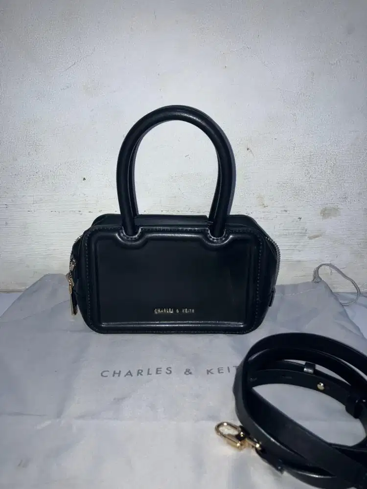 Tas Charles & Keith Perline Elongated Top Handle Bag (varian hitam).