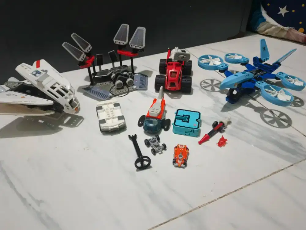 Pesawat luar angkasa mobil lego