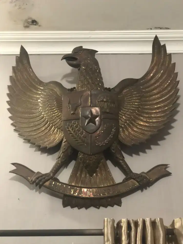 Lambang Burung Garuda Kuningan Asli